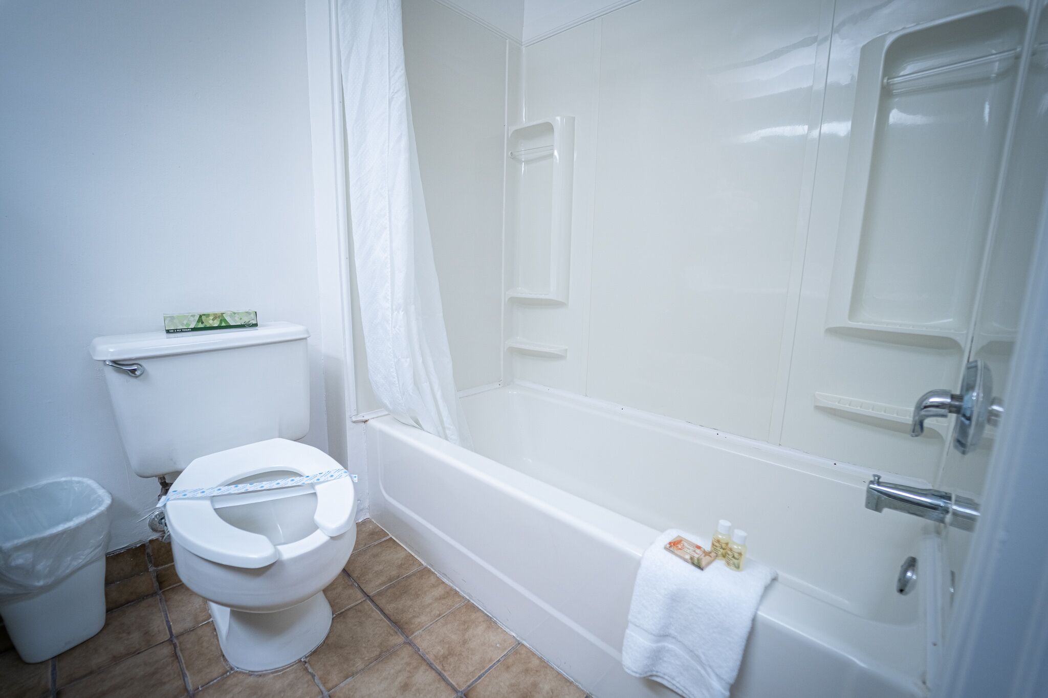 waterfront suite | bathroom | free toiletries, towels