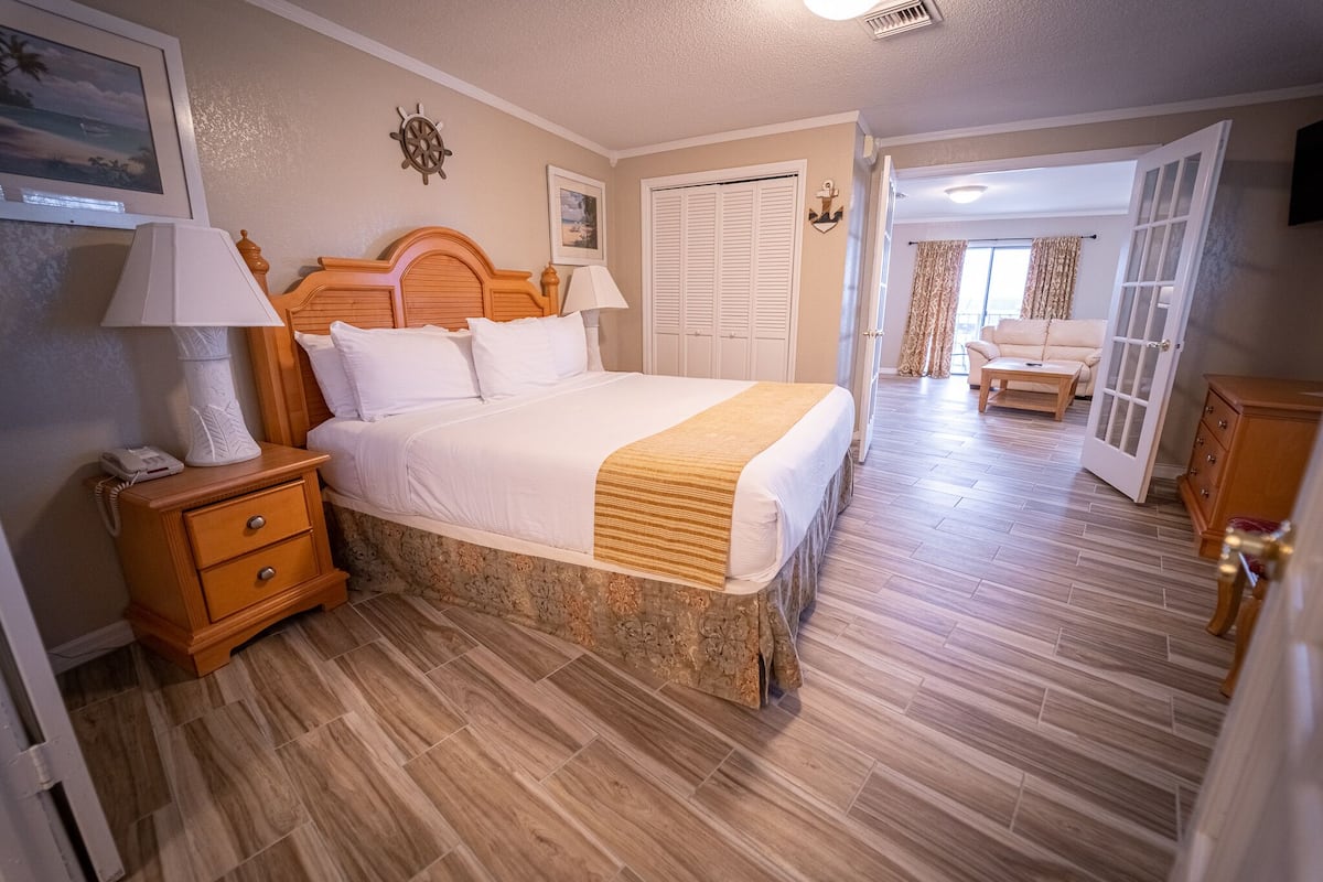 Executive Suite | Premium bedding, iron/ironing board, WiFi (free), individually decorated