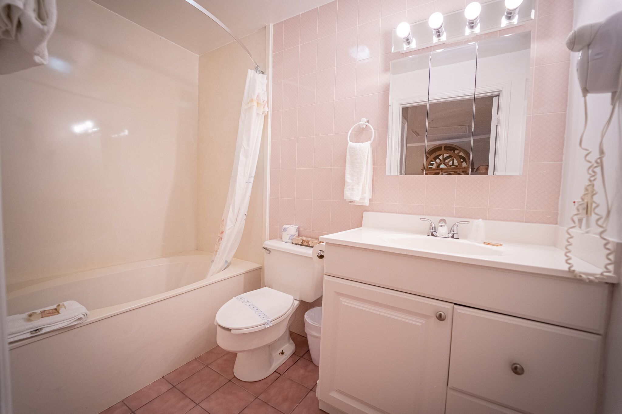 executive suite | bathroom | free toiletries, towels