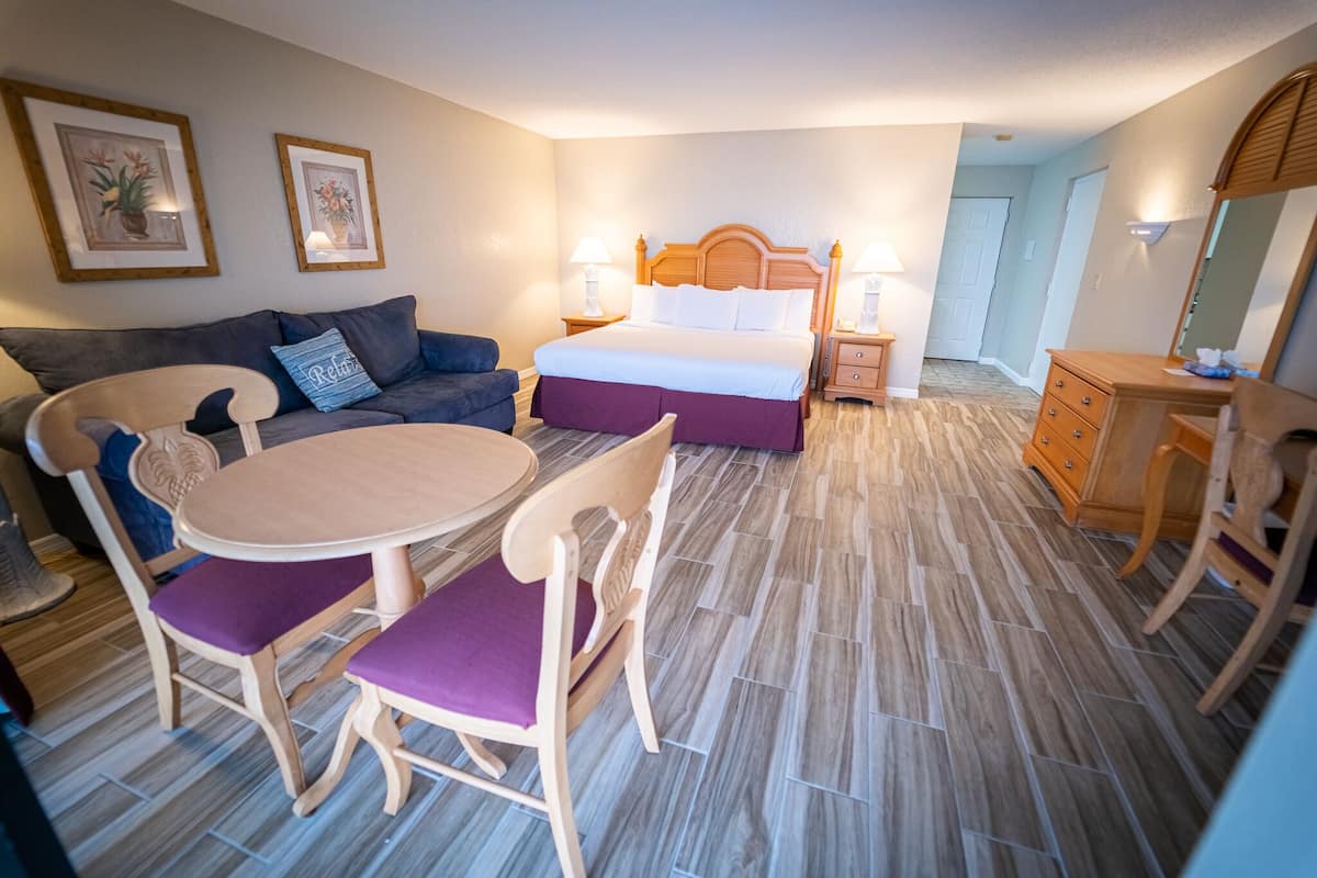 Waterfront Suite | Premium bedding, iron/ironing board, WiFi (free), individually decorated
