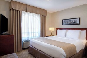 Suite, 1 cama de matrimonio grande | Escritorio, cortinas opacas, tabla de planchar con plancha y wifi gratis