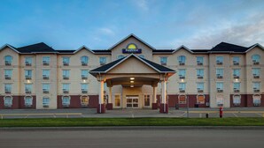 Un hotel Days Inn amb una façana simètrica, nombroses finestres i una entrada central.