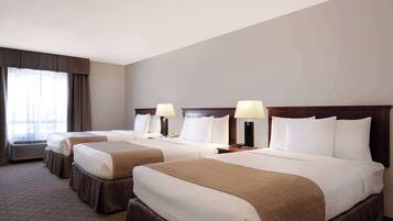 Escritorio, cortinas blackout y tabla de planchar con plancha