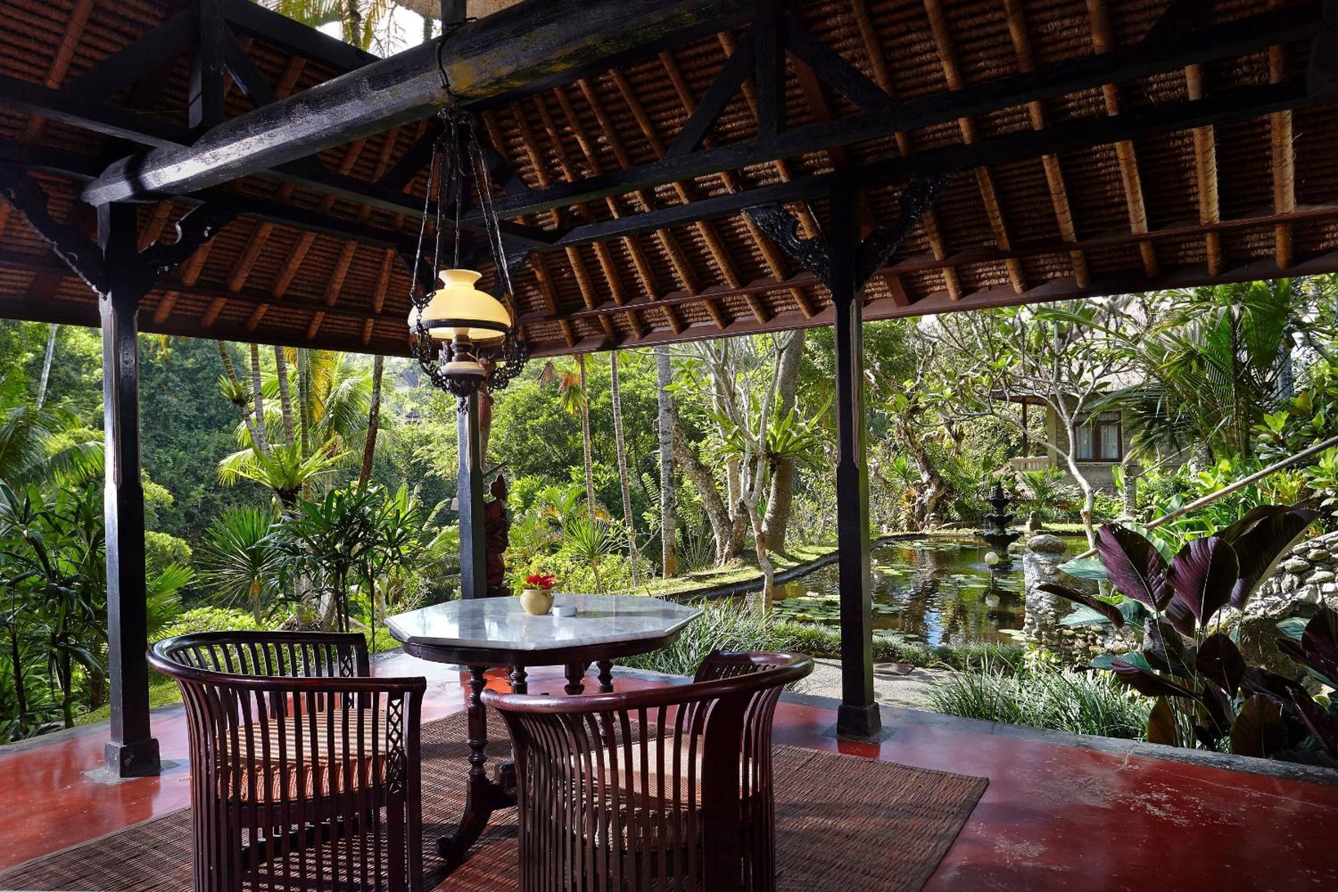 breakfast, lunch and dinner served