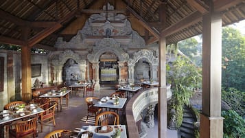 Desayuno buffet (USD 250000 por persona)