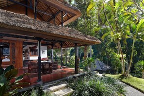 Breakfast, lunch and dinner served - Hotel Tjampuhan Spa (Ubud)