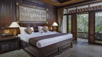 Minibar, in-room safe, desk, laptop workspace