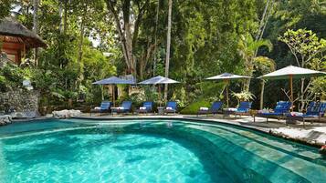 Piscina externa, espreguiçadeiras