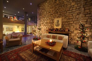 Lobby sitting area - Dioscouri Hotel (Sparta)
