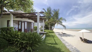 A beachside hotel with a pool, palm trees, and a view of the ocean. - Aleenta Hua Hin - Pranburi (Pranburi)
