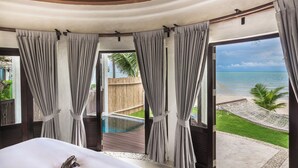 A bedroom with a large bed, a view of the ocean, and a balcony with a hammock. - Aleenta Hua Hin - Pranburi (Pranburi)