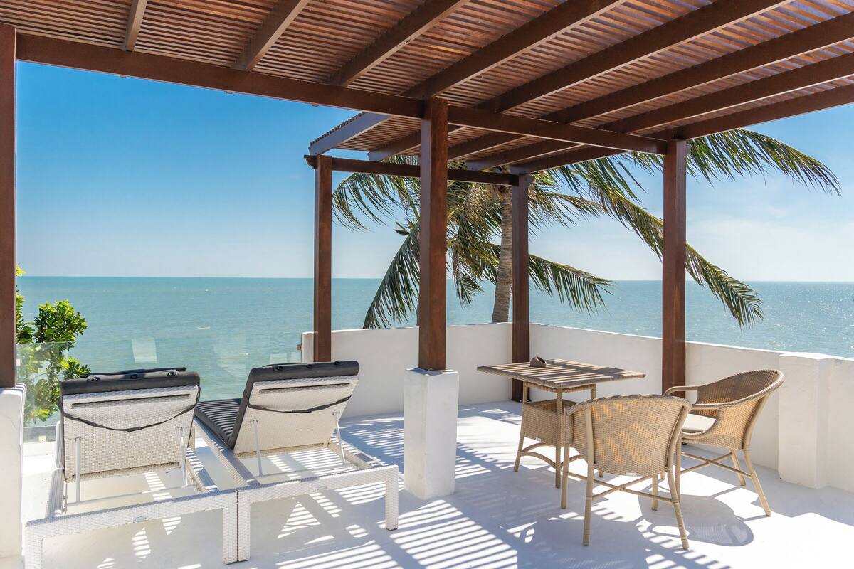 beachfront rooftop suite | 1 bedroom, egyptian cotton sheets, premium bedding, tempur-pedic beds