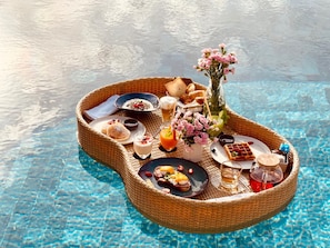 Breakfast (THB 753 per person)