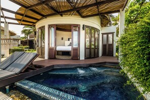 Beachfront Pool Suite | Egyptiska bomullslakan och sängtillbehör av högsta kvalitet
