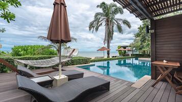 Beachfront Pool Access Suite | Hiên