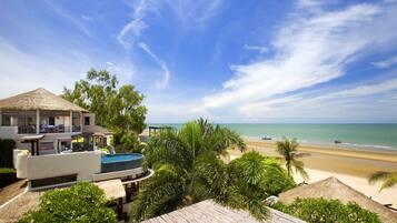 Ein Resort mit Pool, Strand und Meerblick.