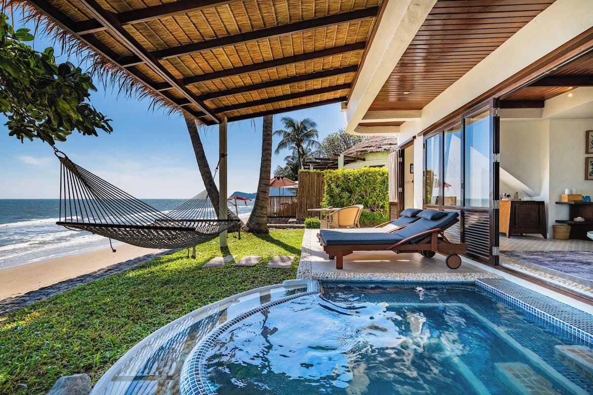 Beachfront Pool Suite | Egyptian cotton sheets, premium bedding, Tempur-Pedic beds, in-room safe