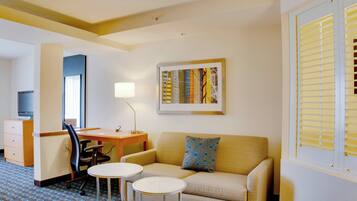 Værelse - 1 kingsize-seng med sovesofa | Pool | Udendørs pool, åben fra kl. 07.00 til kl. 22.00, liggestole