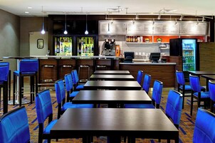 Makan malam dihidangkan 