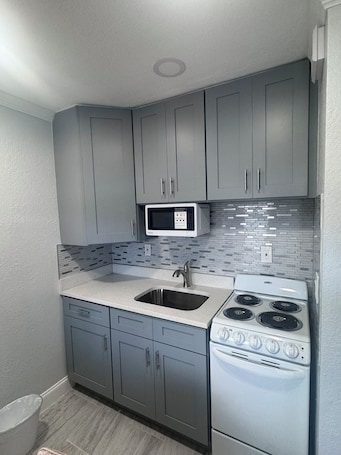 Studio, 2 Double Beds | In-room dining