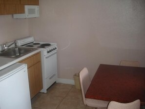 Studio, 2 Double Beds | Private kitchenette - Belleair Village Motel (Largo)