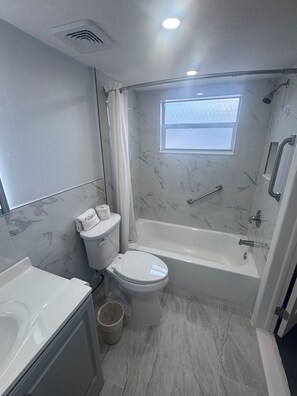 Apartamento, 1 habitación | Baño | Secador de pelo, toallas, jabón y champú