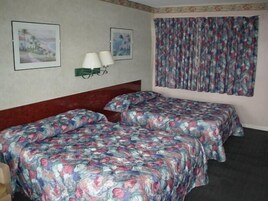 Studio, 2 Double Beds | Iron/ironing board, rollaway beds, free WiFi, bed sheets