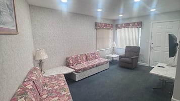 Appartement, 1 slaapkamer | Woonkamer | Een 32-inch lcd-televisie met kabelzenders en televisie