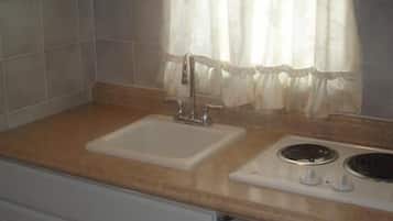 Studio, 1 Double Bed | Private kitchenette