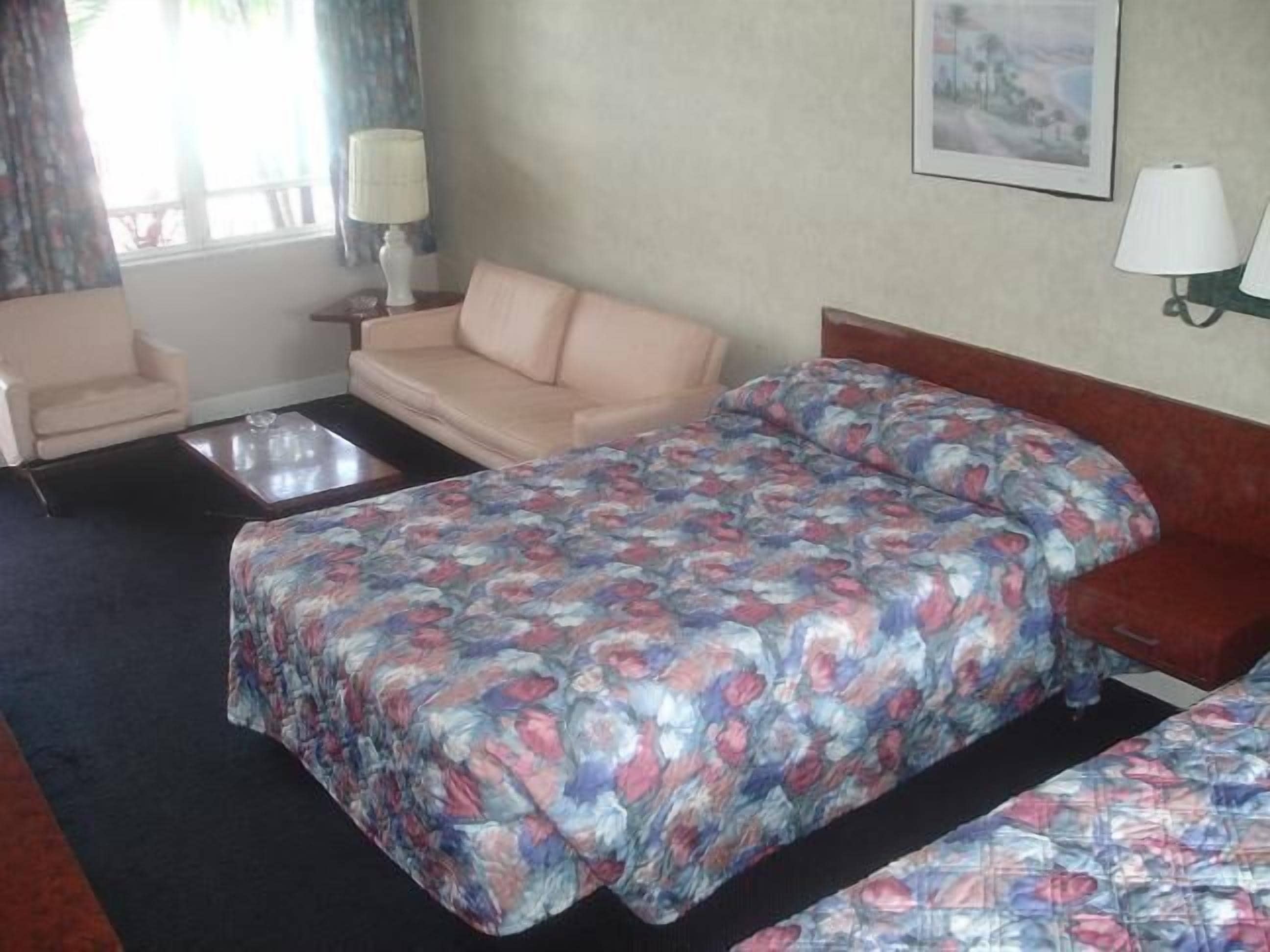 Studio, 2 Double Beds | Iron/ironing board, rollaway beds, free WiFi, bed sheets