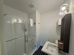 Deluxe Room, 2 Bedrooms | Bathroom