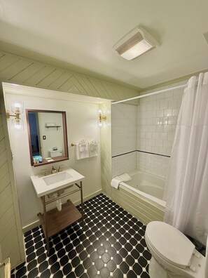 Bathroom - Pikes Peak Inn (Manitou Springs)