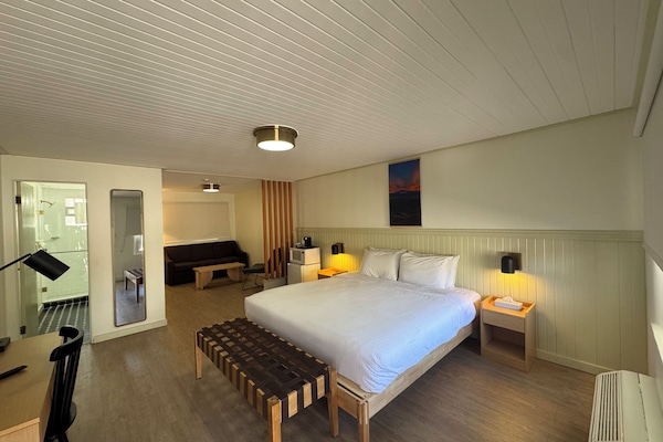 Deluxe kamer, 1 kingsize bed met slaapbank | Een bureau, gratis wifi, beddengoed