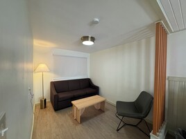 Escritorio, wifi gratis y ropa de cama 