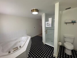 Honeymoon Room, 1 King Bed | Bathroom | Towels