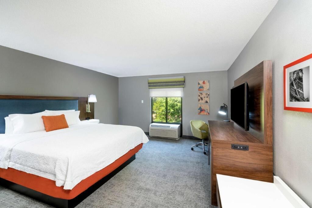 Hypo-allergenic bedding, in-room safe, desk, laptop workspace