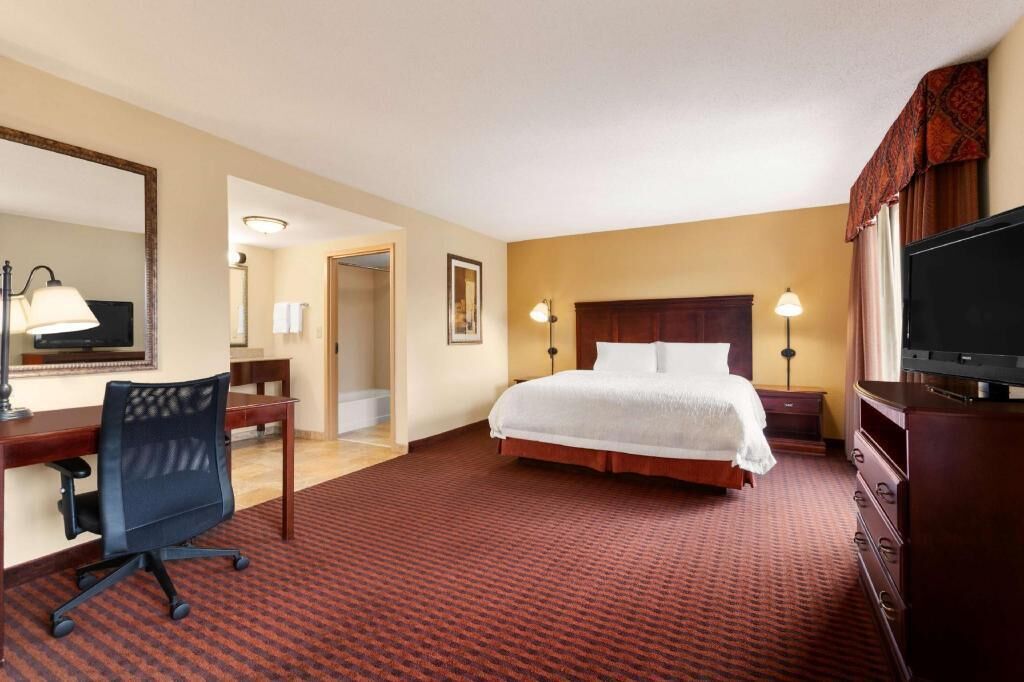 Hypo-allergenic bedding, in-room safe, desk, laptop workspace