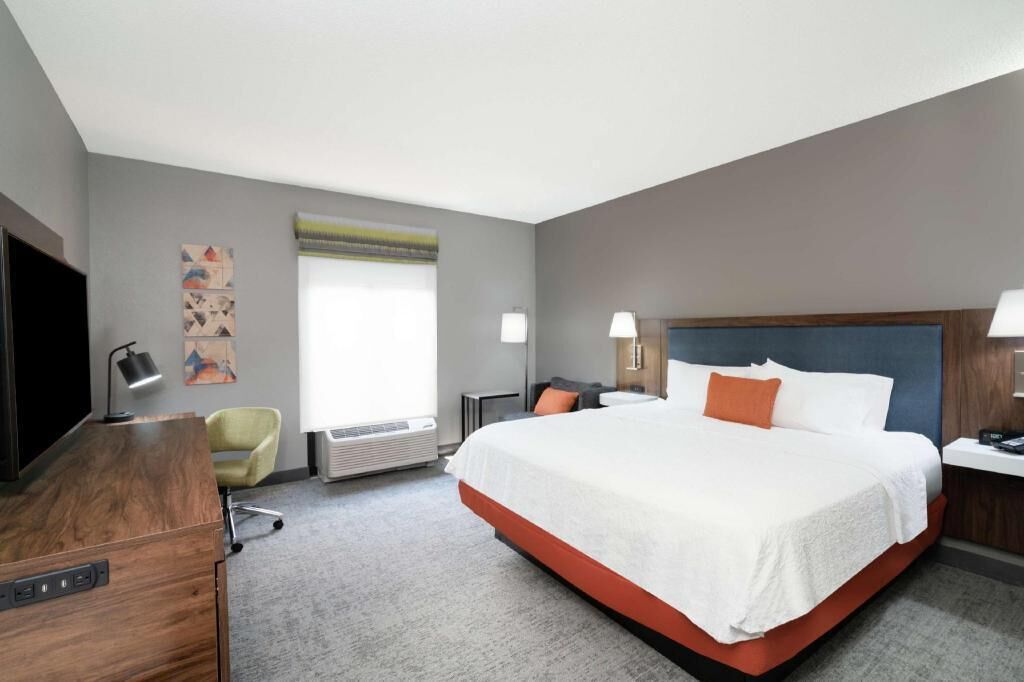 Hypo-allergenic bedding, in-room safe, desk, laptop workspace