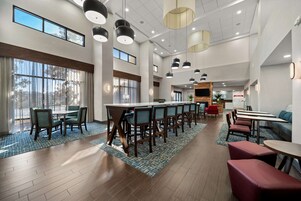 Café da manhã com buffet grátis todos os dias