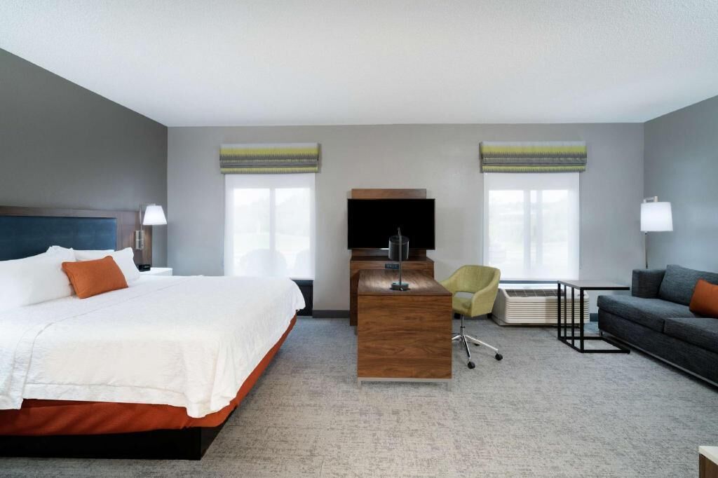 Hypo-allergenic bedding, in-room safe, desk, laptop workspace