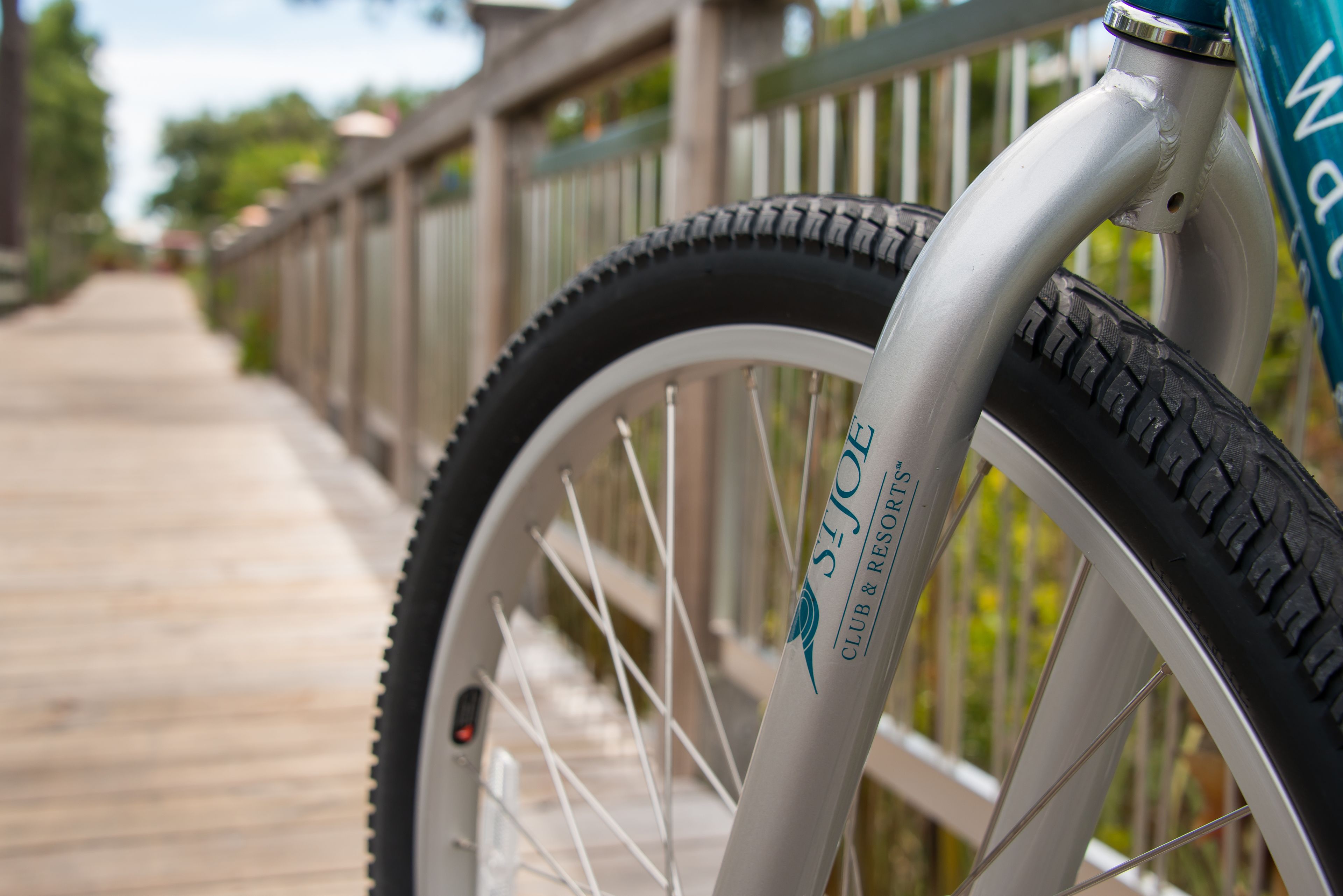 Un vélo avec un cadre blanc et un pneu orné d’un logo.
