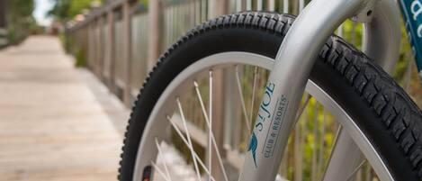 Un vélo avec un cadre blanc et un pneu orné d’un logo.