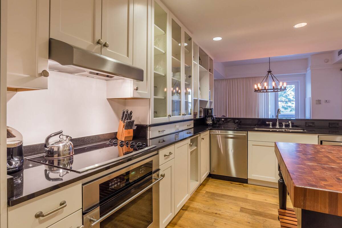 full-sized fridge, microwave, oven, stovetop