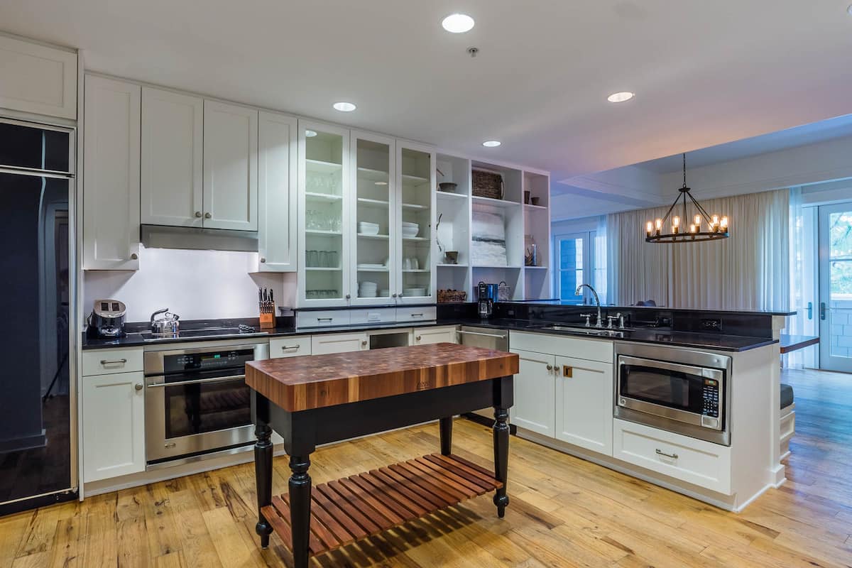 full-sized fridge, microwave, oven, stovetop