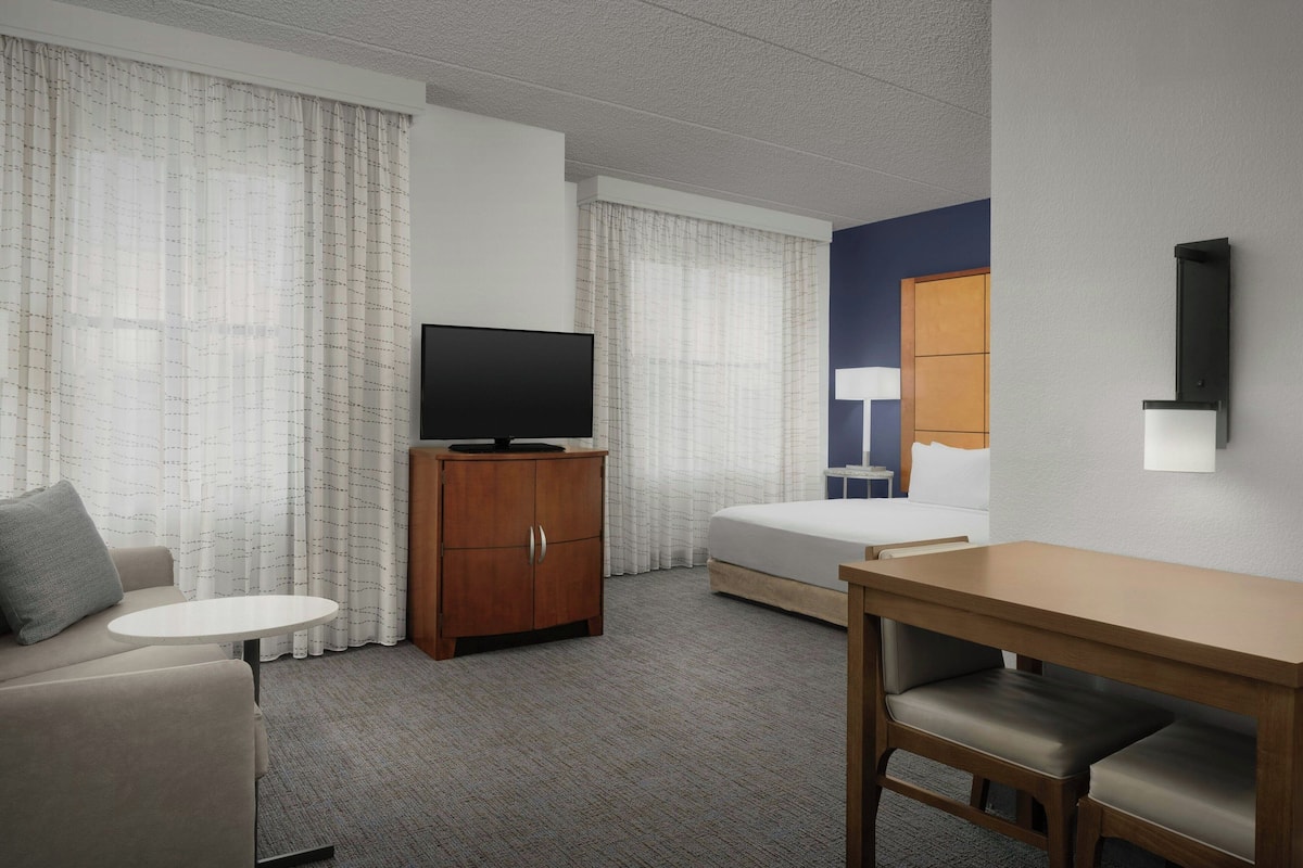 Studio, 1 King Bed with Sofa bed (Mobility/Hearing Accessible, Tub) | 1 bedroom, premium bedding, desk, laptop workspace