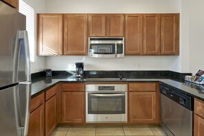 Refrigerador con freezer, microondas, horno, placa de cocina