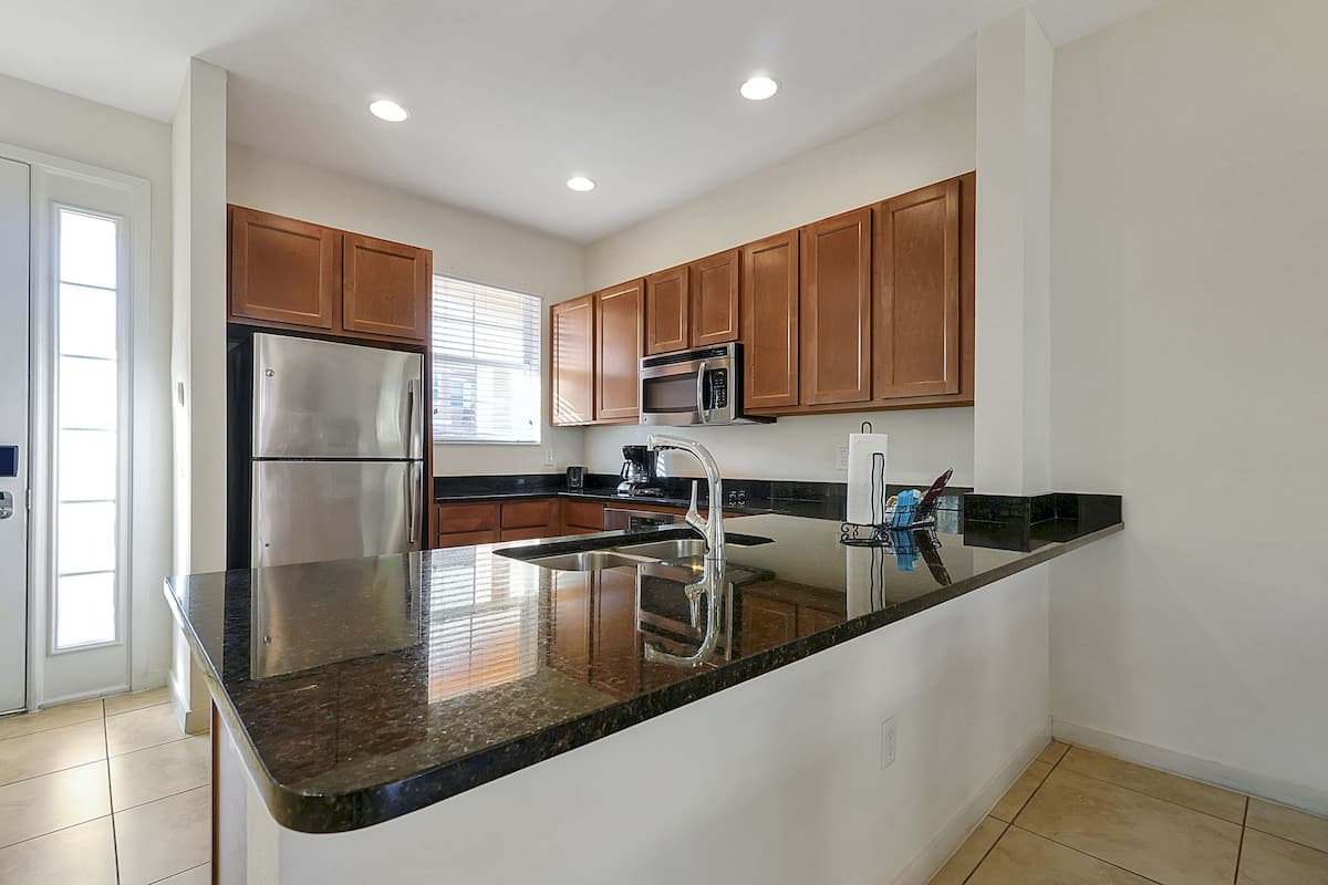 Full-size fridge, microwave, oven, stovetop