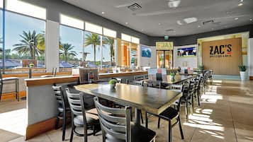 2 Restaurants; Mittagessen und Abendessen werden serviert