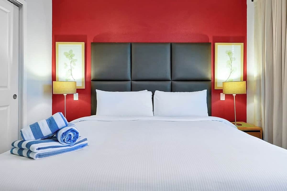 Hypo-allergenic bedding, in-room safe, individually decorated, desk