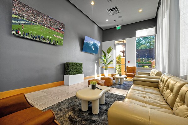 2 bares, bar junto a la piscina